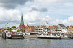 Priwall-Fähren (darunter BERLIN, rechts im Bild) am 29.05.2022 im Hafen von Lübeck-Travemünde