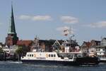 Fahrzeug- und Personenfähre TRAVEMÜNDE; Eigner/Betreiber: Stadt Lübeck; Aufnahmeort: Trave/Lübeck-Travemünde, Deutschland; Datum: 20.06.2025; Info: (05116930) Die Fährlinie verbindet Lübeck-Travemünde mit der zur Stadt gehörenden Halbinsel Priwall am südlichen Ufer der Trave.