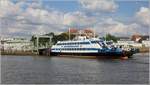 Die Weserfähre BREMERHAVEN am Anleger in der Geestemündung in Bremerhaven. Links daneben ist das Fährhaus von 1912 zu sehen. 10.06.2020