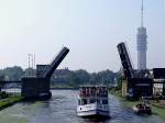 Avifauna-V(Europanr03020378; L=32; B=6m)hat die s-Molenaarsbrug bei Alphen aan den Rijn passiert;110903
