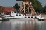 Ehemaliges Personen-Motorschiff ALTEFÄHR (ex P-407); Eigner/Betreiber: privat; Datum: 11.08.2025; Aufnahmeort: Elbe/Hafen Hamburg (Harburger Binnenhafen), Deutschland.