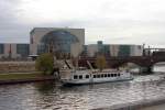 Rundfahrtschiff Berolina vor der Kanzler Villa in Berlin gegenber dem HBF
am 18.11.2006.