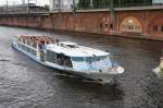 Die  Belvedere  ist hier am 7.6.2013 mit zahlreichen Rundfahrgsten 
an Bord in Berlin unterwegs und passiert gerade den Bahnhof Jannowitzbrcke. 