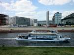 FGS Kreis (26,76 x 5,10) der stern-u.Kreisschifffahrt auf der Spree zu Berg am 29.04.2014. FGS Bärliner kommt die Spree am Spreebogenpark / Hbf. zu Tal.