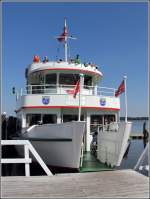Die 1980 gebaute BAD ZWISCHENAHN ist ein sogenannter Kopflander, das Schiff wird also über eine Rampe im Bug betreten oder verlassen. Hier liegt sie am Anleger im in Bad Zwischenahn. Sie ist 36,30 m lang, 7,60 m breit und kann max. 498 Passagieren Platz bieten. Früherer Name: MECKLENBURG.
28.08.2014