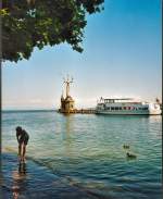 Ausflugsschiff Bodensee an der Hafenausfahrt von Konstanz, Sommer 1999, der Bodensee hat extrem hohen Wasserstand, das Ufer ist teilweise berflutet.