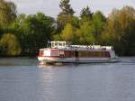 MS Bellevue auf der Unterhavel. Das 1986 gebaute Schiff verfgt im Salon ber 55 Pltze und in einem separatem Raum am Bug ber 20 Pltze. Gefragter sind zur Zeit die 60 Pltze auf dem Sonnendeck. Foto: 01.05.2008 