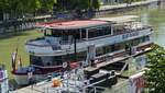 Blue Danube, liegt am Anlieger nahe dem Schwedenplatz auf der Donau in Wien, und ist bereit um die Fahrgste fr eine Fluss Rundfahrt an Bord zu nehmen.