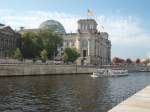 Auf dem Programm vom Ausflugsschiff  Condor  zhlte am 09.Oktober 2010 auch eine Vorbeifahrt am Reichtstag in Berlin.