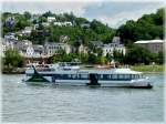 Das Ausflugschiff  CONFLUENZIA  hat auf dem Rhein gewendet und steuert nun ihre Anlegestelle in Koblenz an.