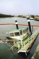 Nochmal MS CORDULA ex Bahnhofsfhre Bad Schandau. Das Foto zeigt das Schiff nach dem Sinken im Hafen Dresden-Neustadt im Mrz 2002. Die frhere und weitere Geschichte des Schiffes ist hier bereits beschrieben worden. Siehe dazu Fotos von Thomas Albert und Erhard Beyer.