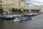An vielen weiteren Rundfahrt-Booten vorbei fährt die чарЛи (Charly) auf die Anichkov Brücke (аничков мост) zu. St. Petersburg, 16.7.17
