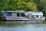 Das Ausflugsschiff Charlottenburg ankert auf der Spree.