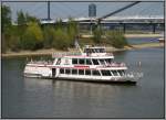 Das Ausflugschiff MS  Dsseldorf , aufgenommen am 25.04.2010 im Dsseldorfer Medienhafen.