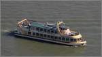 Die 1999 gebaute DE PANNENKOEKENBOOT (ENI 02324105) ist am 07.06.2015 in Rotterdam unterwegs. Sie ist 32 m lang, 6,6 m breit und bietet 150 Personen Platz. Gemeldet ist sie in Nijmwegen (Niederlande).