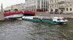 Die  де марко  (De Marko) der RiverLine St. Petersburg durchfuhr die Rote Brücke (красный мост) in St. Petersburg am 16.7.17