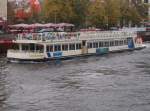 Gerade mal eine Person harte am 16.Oktober 2010 auf dem Oberdeck von MS  Europa  bei strmenden Regen in Berlin aus.