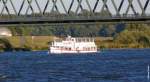 Fahrgastschiff ELVKIEKER II an der Eisenbahnbrücke über die Elbe bei Lauenburg (22.09.2012)