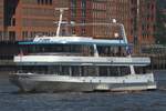 Fahrgastschiff ELBKRISTALL; Eigner/Betreiber: Reederei Rainer Abicht; Aufnahmeort: Elbe/Hafen Hamburg, Deutschland; Datum: 30.06.2025; Info: (ENI 04810770) / ex OSTSEEBAD WARNEMÜNDE / Lüa 40,66 m, B 9,8 m, Tg 1,6 m / 2 Diesel, ges. 364 kW (500 PS) / 300 Personen / gebaut 2013 bei LUX-Werft und Schifffahrt GmbH, Mondorf-Niederkassel. Das Bildzeigt die ELBKRISTALL vor der Elbphilharmonie. 