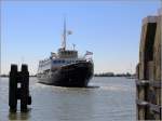Die ehemalige niederländische Fähre FRIESLAND am 11.06.2015 in Enkhuizen. Harald Schmidt hat sie unter der ID 39825 bereits ausführlich vorgestellt. Sie ist als  varend monument  unter der Nummer 2500 im Nationaal Register Varende Monumenten der FONV registriert.