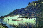 FGS  Friedrich Engels , auf der Elbe in der Sächsischen Schweiz, Scan vom Dia von 1965, vier baugleiche Neubauschiffe der Werft in Roßlau/Elbe wurden von 1961-64 in den Bestand der Fahrgastschiffahrt Dresden aufgenommen, die 1012 Passagiere fassenden Ausflugsschiffe hatten einen 320PS starken diesel-elektrischen Antrieb für die beiden seitlichen Schaufelräder, Juli 1965