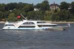 Fahrgastschiff FANTASIA (ENI 04032950) ; Eigner/Betreiber: Reederei Rainer Abicht (hier im Auftrag der FRS-Helgoline mit entsprechender Zusatzbeschriftung); Datum: 13.08.2026; Aufnahmeort: Elbe/Hafen Hamburg, Deutschland.
