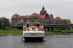 2013-05-04 -  Gräfin Cosel  wendet auf der Elbe um anzulegen
