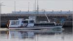 Mit dem Fahrgastschiff GERMANIA werden Seebestattungen auf dem Dollart durchgeführt. Das Schiff ist 20,60 m lang und 6,33 m breit. Hier ist es am 24.02.2019 im Emder Außenhafen unterwegs.