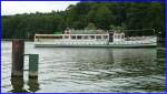 MS HEITERKEIT. Ein Oldtimer, aber munter wie vor 100 Jahren. Gebaut 1909 auf der Schiffswerft Gebr. Maas in Neustrelitz unter dem Namen  Karl-Wilhelm . Nach der Umstellung auf Dieselbetrieb 1958 kam der neue Name  Heiterkeit . Bei einem Grobrand am 31.Dezember 1977 an der Eiswerderbrcke in Berlin-Spandau, hier verbrannten sechs Fahrgastschiffe in ihrem Winterlager, erhielt auch die  Heiterkeit  Brandschden. Wie man sieht, alles gut berstanden. Foto:Auf der Havel am 04.08.2013 