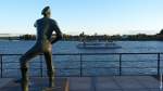 Der Rufer ist eine Bronzefigur vom Künstler Karlheinz Goedtke an der Elbstraße (Quelle: Wikipedia.org) und Fahrgastschiff HERZOG VON LAUENBURG auf der Elbe bei Lauenburg, links noch ein Teil der Eisenbahnbrücke über die Elbe  (22.09.2012) 