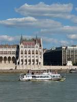 Die  Hungaria  vor dem Parlament in Budapest, rechts die Statue von Graf Gyula Andrássy; 7.8.16 