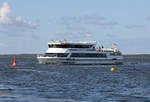 Fahrgastschiff HANSESTADT STRALSUND der Reederei Hiddensee vor dem Hafen in Schaprode.