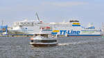 Fahrgastschiff HANSA hat das neue TT-Line-Fährschiff NILS HOLGERSSON passiert. Lübeck-Travemünde, Höhe Skandinavienkai, 22.04.2022