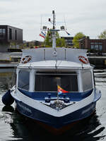 Das Fahrgastschiff HANSESTADT WISMAR (ENI: 05113960) kommt gerade im Hafen von Wismar an. (Mai 2023) 