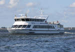 Fahrgastschiff INSEL HIDDENSEE vor dem Hafen in Schaprode.