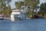 Fahrgastschiff JAN VAN CUYK der Reederei Peters ist gerade an dem Nachbau einer Kogge vorbeigefahren.