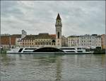 Das  KRISTALLSCHIFF  (DONAU), der Reederei Wurm & Kck, BJ 1981, Lnge 78 m, breite 10 m, mit 600 Innensitzpltzen und 200 Sitzpltze auf dem Freideck wird fr Ausflge und Linienfahrten genutzt. Das Schiff wurde im Winter 2006/2007 aufwendig umgebaut. Auf dem Foto liegt es am 17.09.2010 
am Rathausplatz von Passau vor Anker.