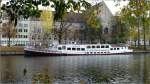 MS  Kreuz AS . Bauj.1929. Lnge:39,08m; Breite:5,65m; 200 Personen.  Kreuz As  liegt hier in der Spree am Anleger Tegeler Weg in Berlin-Charlottenburg. Im Hintergrund das Landgericht Berlin, Standort Tegeler Weg. Foto:19.10.2013 
