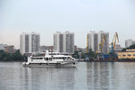 Im Süden Moskaus wurde das Schiff  Korund  vor der Kulisse von Wohnbebauung nebst südlichem Frachthafen abgelichtet.