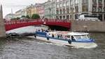 Die  капер  (Kaper) durchfuhr die Rote Brücke (красный мост) in St.