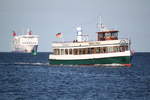 Das Fahrgastschiff Käpp´n Brass während einer Hafenrundfahrt in Warnemünde,im Hintergrund kam schon die MS Mecklenburg-Vorpommern rein.22.02.2019 