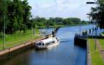 Fahrgastschiff LBECK, der Quandt-Linie, MMSI 211548880, fhrt in die Bssauer ELK-Schleuse zum aufschleusen ein... Aufgenommen: 8.6.2012