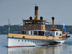 Der 1926 gebaute ehemalige Raddampfer LUDWIG FESSLER im August 2020 bei der Ankunft im Hafen Prien.