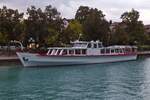 Das Rundfahrtschiff „La Belle Etoile“ liegt am Anlieger nahe Annecy, auf dem See von Annecy.