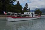 Wegen zu niedrigem Wasserstand des Sees von Annecy, ist das Rundfahrtschiff „La Belle Etoile“, ENI 01831602, auf dem Weg sich neben das Restaurantschiff „LIBELLULE“ zusetzen,
