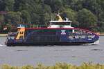 Hafenfähre LABOE; Eigner/Betreiber: SFK; Aufnahmeort: Kieler Förde, Ostsee, Deutschland; Datum: 01.08.2025; Info: (02340050) Das Bild zeigt die LABOE schrägab des Leuchtturms Friedrichsort auf dem Weg in die Kieler City.