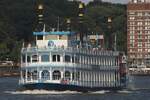 Fahrgastschiff LOUISIANA STAR (ENI 05803860); Eigner/Betreiber: Reederei Abicht; Datum: 19.07.2025; Aufnahmeort: Elbe/Hafen Hamburg, Deutschland. Das Bild zeigt die LOUISIANA STAR vor dem Museumshafen Oevelgönne.
