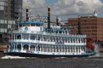Fahrgastschiff LOUISIANA STAR (ENI 05803860); Eigner/Betreiber: Reederei Abicht; Datum: 07.05.2026; Aufnahmeort: Elbe/Hafen Hamburg, Deutschland. Das Bild entstand anl�sslich des 837. Hafengeburtstages.