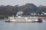 Die Mississippi Queen auf der Elbe vor Hamburg Teufelsbrck aufgenommen am 08.11.09 vom Yachthafen Finkenwerder