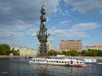 Das Schiff  Moskva-28  vor dem Denkmal für den russischen Zaren Peter I.